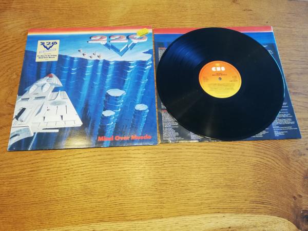 220 Volt – Mind Over Muscle 1985 CBS 26254 Holländische Pressung VG+/VG+